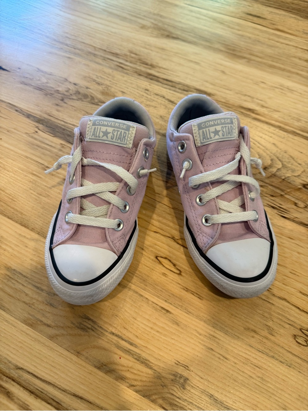 Converse Kids Low Top Sneakers in Light Lilac and White (Size 13)
